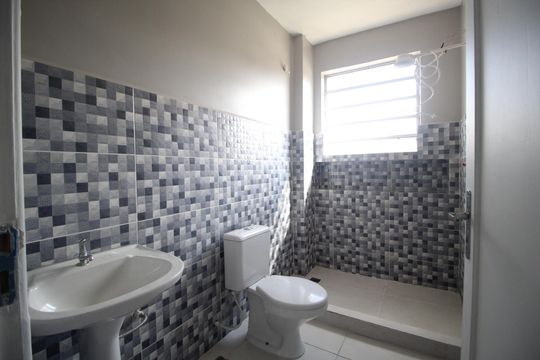 Banheiro de apartamento para alugar com 2 quartos, 55m² em Agronomia, Porto Alegre