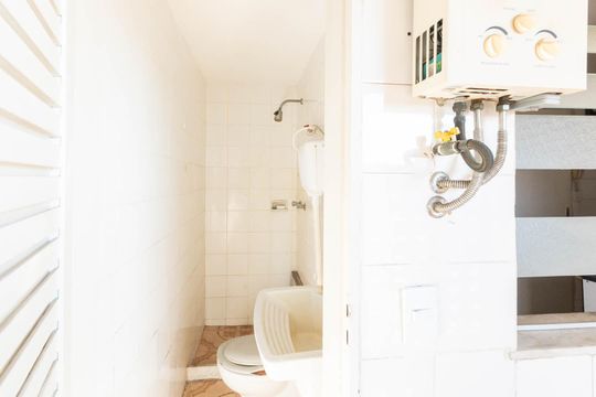 Banheiro de serviço de apartamento para alugar com 1 quarto, 69m² em Tijuca, Rio de Janeiro