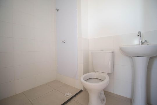 Banheiro Social de apartamento à venda com 3 quartos, 62m² em Setor Ikeda, Brasília