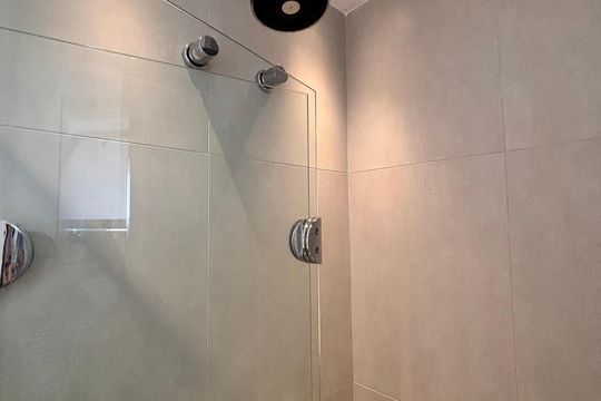 Banheiro de kitnet/studio para alugar com 1 quarto, 39m² em Vila Nova Conceição, São Paulo