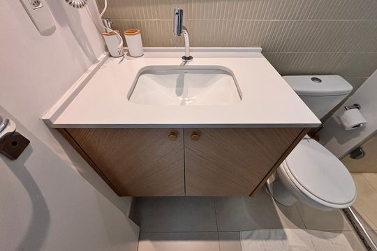 Banheiro de kitnet/studio para alugar com 1 quarto, 39m² em Vila Nova Conceição, São Paulo