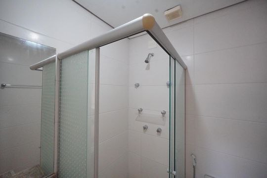 Banheiro de apartamento para alugar com 2 quartos, 80m² em Pantanal, Florianópolis