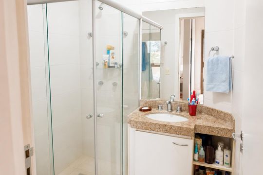 Banheiro de apartamento para alugar com 2 quartos, 80m² em Pantanal, Florianópolis