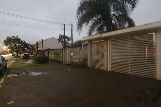 Fachada e placa de casa de condomínio para alugar com 2 quartos, 70m² em Niterói, Canoas