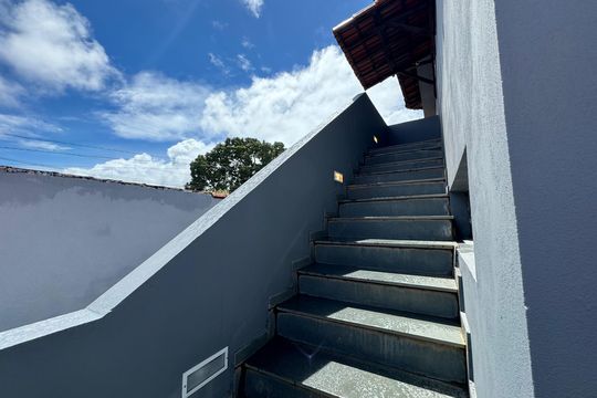 Escada de casa para alugar com 4 quartos, 120m² em Cintra, Montes Claros