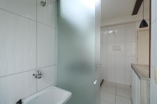 Área de Serviço de apartamento para alugar com 2 quartos, 42m² em Canhema, Diadema