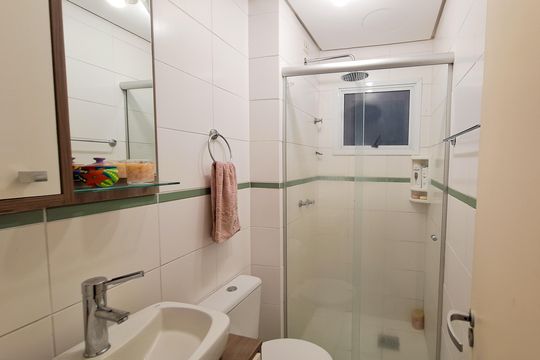 Banheiro de apartamento para alugar com 3 quartos, 66m² em Ipanema, Porto Alegre