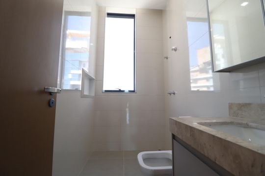 Banheiro do Quarto 2 de apartamento para alugar com 4 quartos, 265m² em Jardim Karaíba, Uberlândia