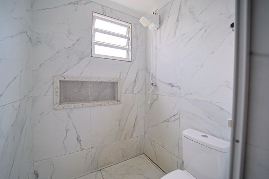 Banheiro de apartamento à venda com 2 quartos, 52m² em Conjunto Habitacional Padre Manoel da Nobrega, São Paulo