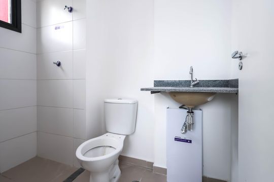 Banheiro de kitnet/studio para alugar com 1 quarto, 24m² em Vila Mariana, São Paulo