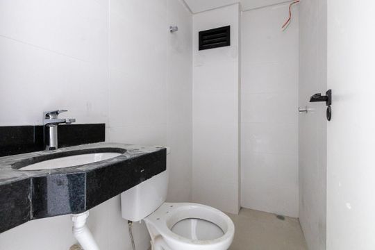 Banheiro de kitnet/studio à venda com 1 quarto, 20m² em Água Verde, Curitiba