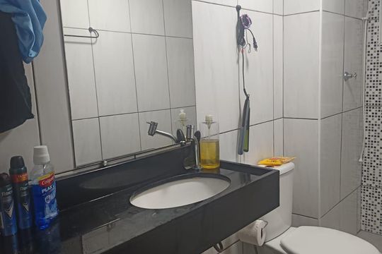 Banheiro de apartamento à venda com 2 quartos, 49m² em Conjunto City Jaragua, São Paulo