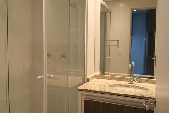 Banheiro de apartamento para alugar com 1 quarto, 35m² em Panamby, São Paulo