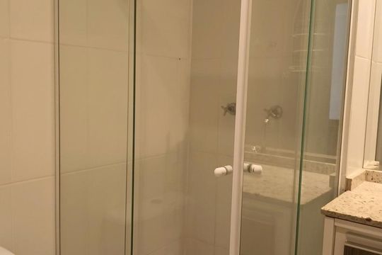 Banheiro de apartamento para alugar com 1 quarto, 35m² em Panamby, São Paulo