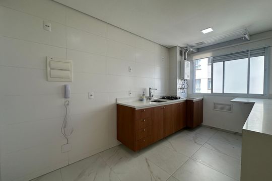 Cozinha de apartamento para alugar com 1 quarto, 43m² em Jardim Tupanci, Barueri