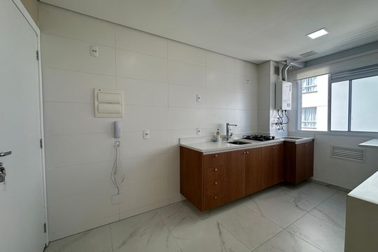 Cozinha de apartamento para alugar com 1 quarto, 43m² em Jardim Tupanci, Barueri