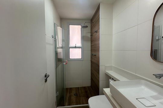 Banheiro de apartamento para alugar com 1 quarto, 43m² em Jardim Tupanci, Barueri