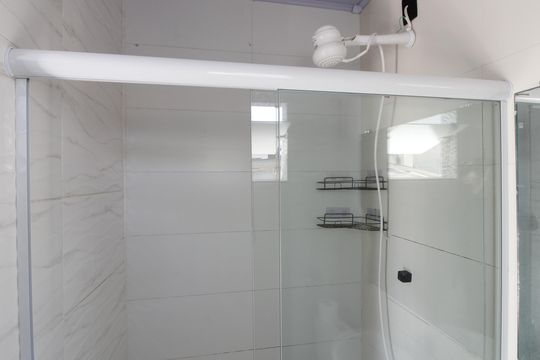 Banheiro de apartamento para alugar com 1 quarto, 35m² em Jardim Olinda, Cabo Frio