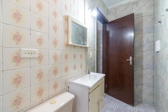 Banheiro  de casa para alugar com 1 quarto, 32m² em Vila Guarani (zona Sul), São Paulo