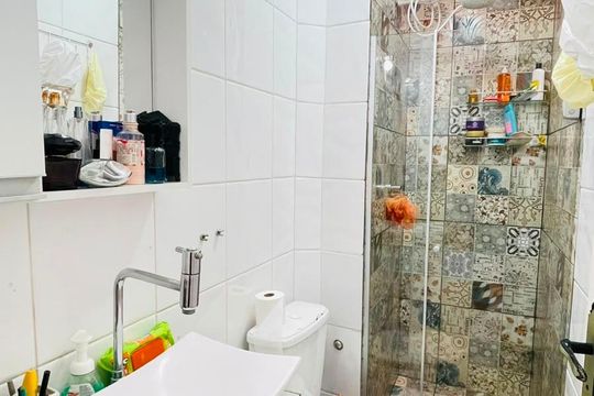Banheiro de casa de condomínio para alugar com 2 quartos, 60m² em Jardim Irapiranga, Embu das Artes