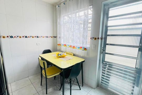 Cozinha de casa de condomínio para alugar com 2 quartos, 60m² em Jardim Irapiranga, Embu das Artes