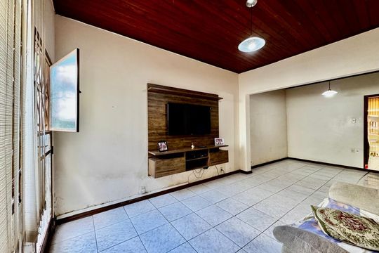 Casa à venda com 3 quartos, 260m² em Lagoinha, Belo Horizonte
