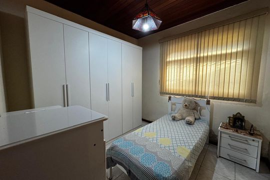 Quarto de casa à venda com 3 quartos, 260m² em Lagoinha, Belo Horizonte