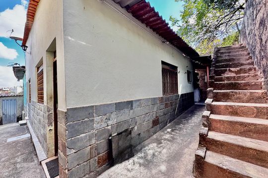 Área externa de casa à venda com 3 quartos, 260m² em Lagoinha, Belo Horizonte