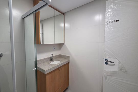 Banheiro da Suíte 1 de apartamento para alugar com 2 quartos, 64m² em Guilhermina, Praia Grande
