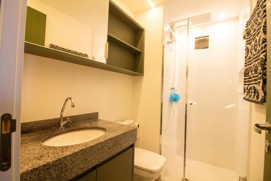 Banheiro de kitnet/studio para alugar com 1 quarto, 24m² em Campo Belo, São Paulo