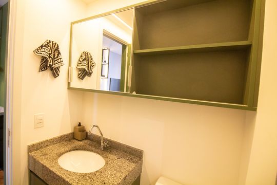 Banheiro de kitnet/studio para alugar com 1 quarto, 24m² em Campo Belo, São Paulo