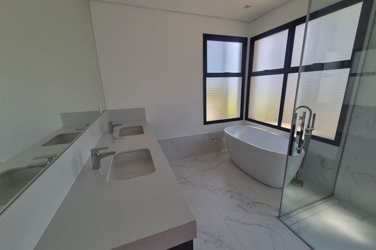 Banheiro de casa de condomínio à venda com 4 quartos, 540m² em Loteamento Mont Blanc Residence, Campinas