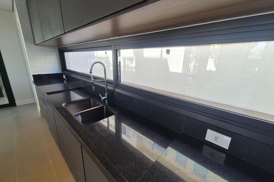 Cozinha de casa de condomínio à venda com 4 quartos, 540m² em Loteamento Mont Blanc Residence, Campinas