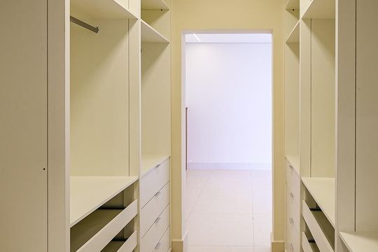Closet da suíte 3 de casa de condomínio à venda com 3 quartos, 335m² em Vila Rubens, Indaiatuba