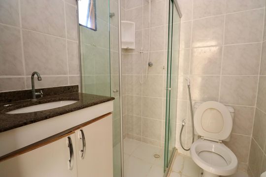 Banheiro de apartamento para alugar com 2 quartos, 70m² em Stella Maris, Salvador