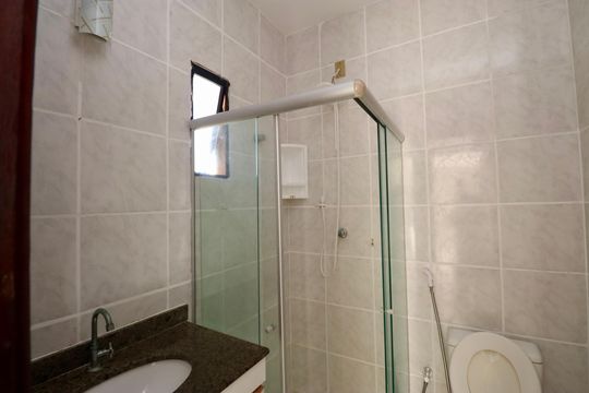 Banheiro de apartamento para alugar com 2 quartos, 70m² em Stella Maris, Salvador