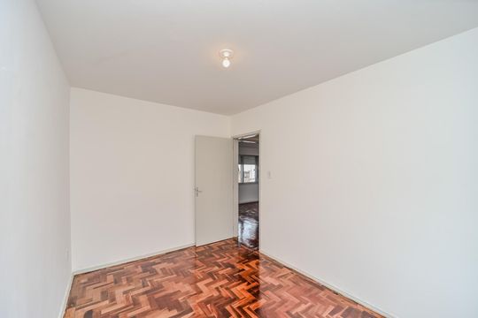 Quarto 1 de apartamento para alugar com 2 quartos, 50m² em Vila Ipiranga, Porto Alegre