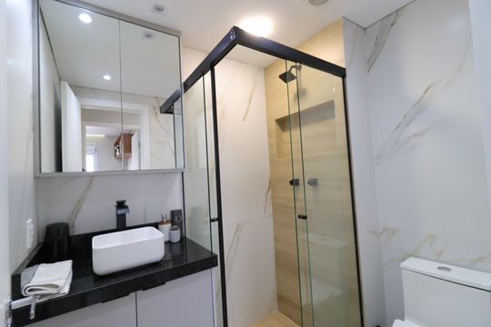 Banheiro de apartamento à venda com 2 quartos, 44m² em Vila Isa, São Paulo