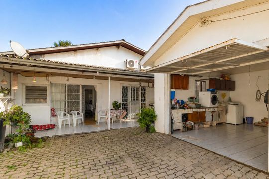 Área externa de casa à venda com 2 quartos, 102m² em São José, Canoas