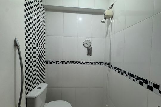 Banheiro da edícula  de casa à venda com 2 quartos, 203m² em Conj Res Morro Farol, Osasco
