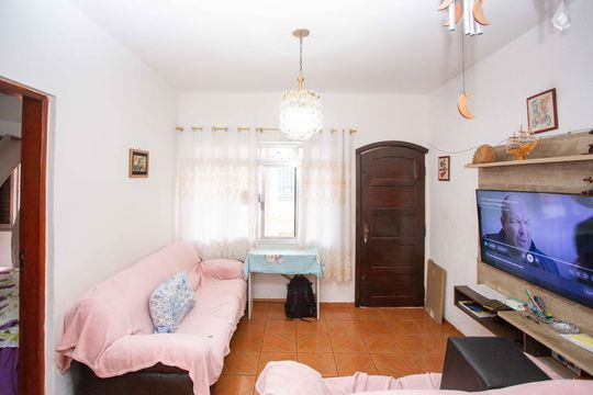 Sala de TV de casa à venda com 4 quartos, 280m² em Vila Guacuri, Diadema