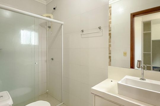 Banheiro da Suíte 2 de casa para alugar com 2 quartos, 68m² em São João do Rio Vermelho, Florianópolis