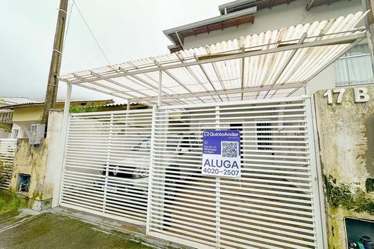 Fachada de casa para alugar com 2 quartos, 68m² em São João do Rio Vermelho, Florianópolis