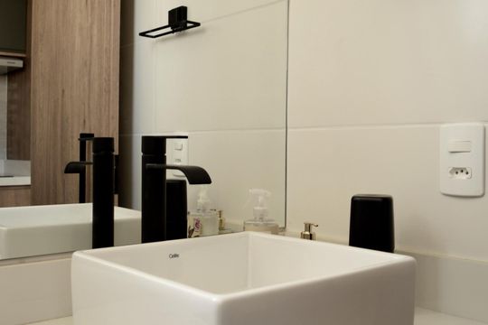 Banheiro social  de kitnet/studio à venda com 1 quarto, 27m² em Pompeia, São Paulo