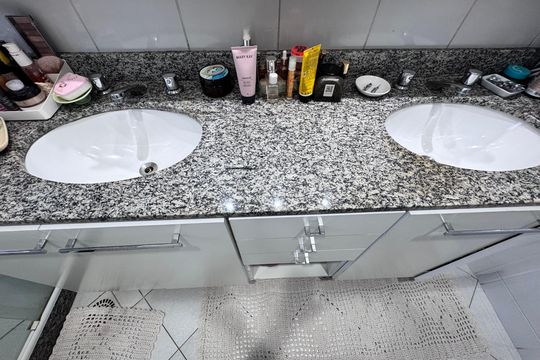 Suíte 1 - Banheiro de casa de condomínio à venda com 3 quartos, 163m² em Vargem Pequena, Rio de Janeiro