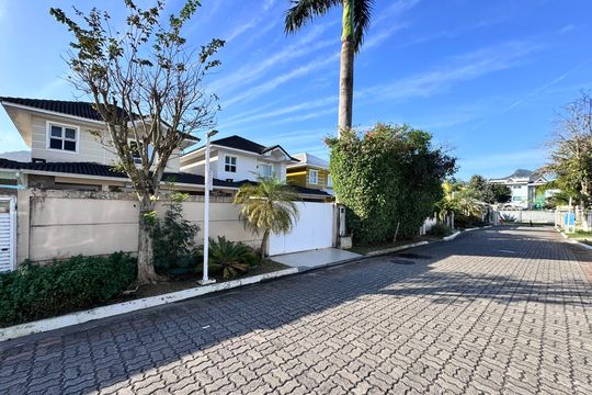 Fachada de casa de condomínio à venda com 3 quartos, 163m² em Vargem Pequena, Rio de Janeiro