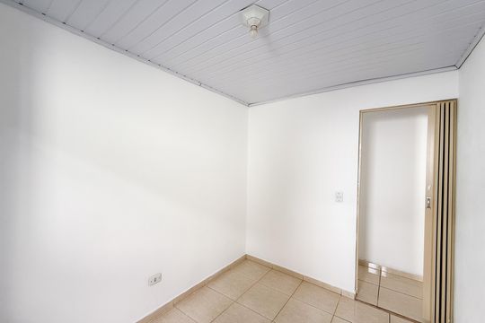 Quarto 1 de casa para alugar com 2 quartos, 40m² em Vila Basileia, São Paulo