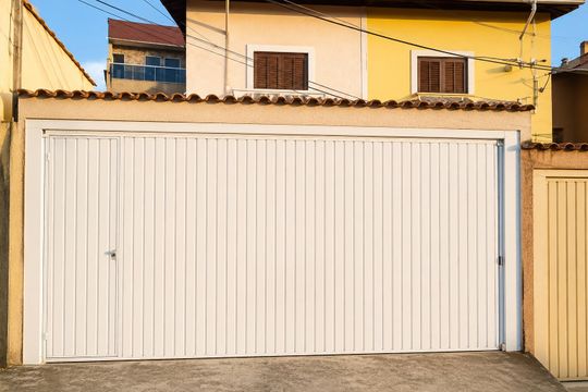 Fachada de casa à venda com 3 quartos, 180m² em Jardim Elvira, Osasco
