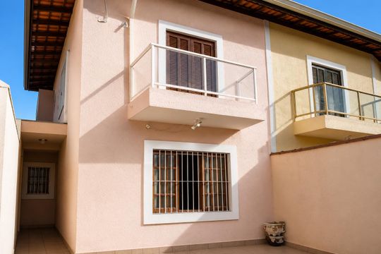 Área externa de casa à venda com 3 quartos, 180m² em Jardim Elvira, Osasco