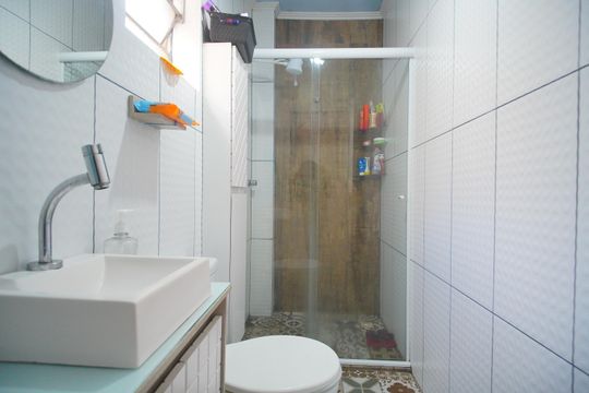 Banheiro de apartamento à venda com 1 quarto, 53m² em Centro, São Leopoldo